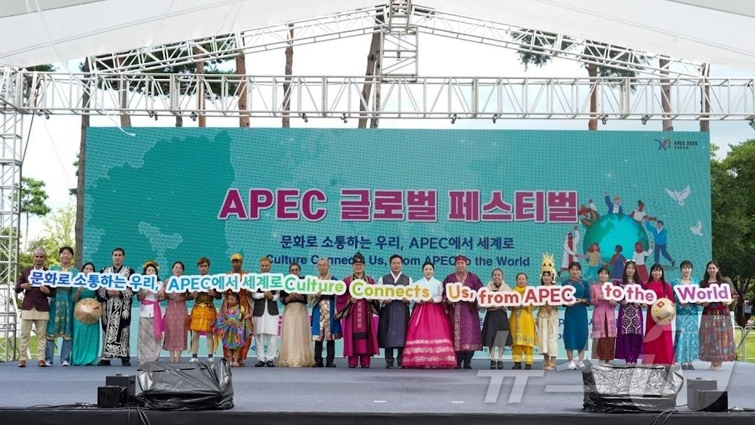 본문 이미지 - 경북도는 14일 2025 APEC 정상회의 성공 개최 분위기를 높이기 위해 가을 축제장과 연계한 단체 관광 지원사업 ‘버스타고 경북관광’을 본격 추진한다(경북도 제공,재판매 및 DB 금지) /뉴스1