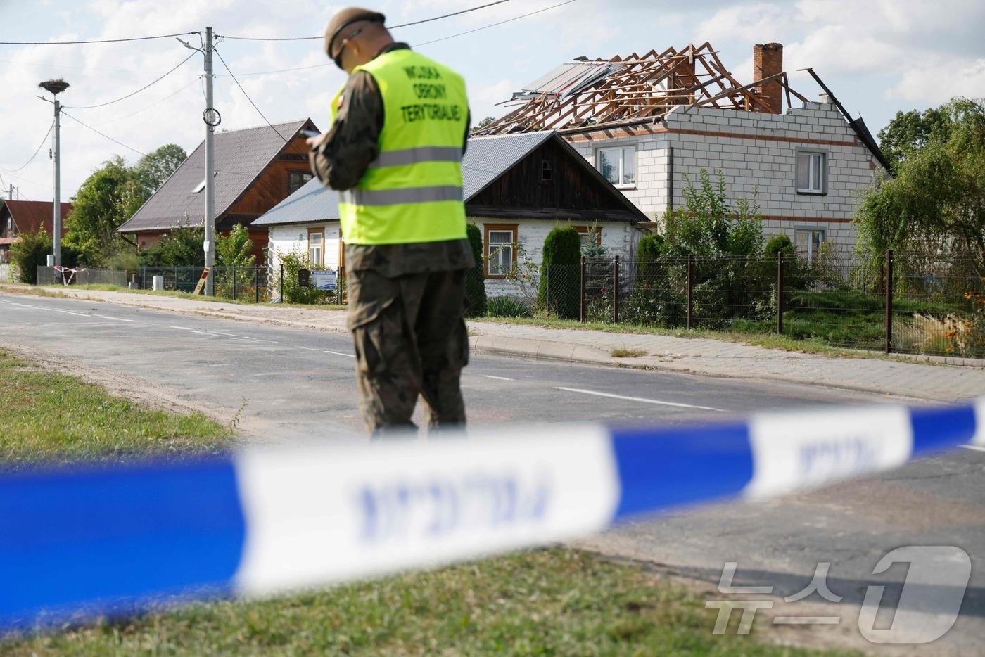 10일&#40;현지시간&#41; 폴란드 동부 비리키-볼라 마을에서 격추된 러시아 드론의 잔해로 파괴된 주택 피해를 경찰과 군이 조사하고 있다. 2025.09.10. &lt;자료사진&gt;ⓒ AFP=뉴스1 ⓒ News1 윤다정 기자