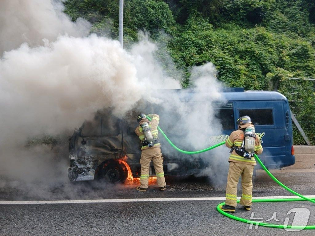 본문 이미지 - 군산 버스 화재 현장.(전북소방본부 제공. 재판매 및 DB금지)