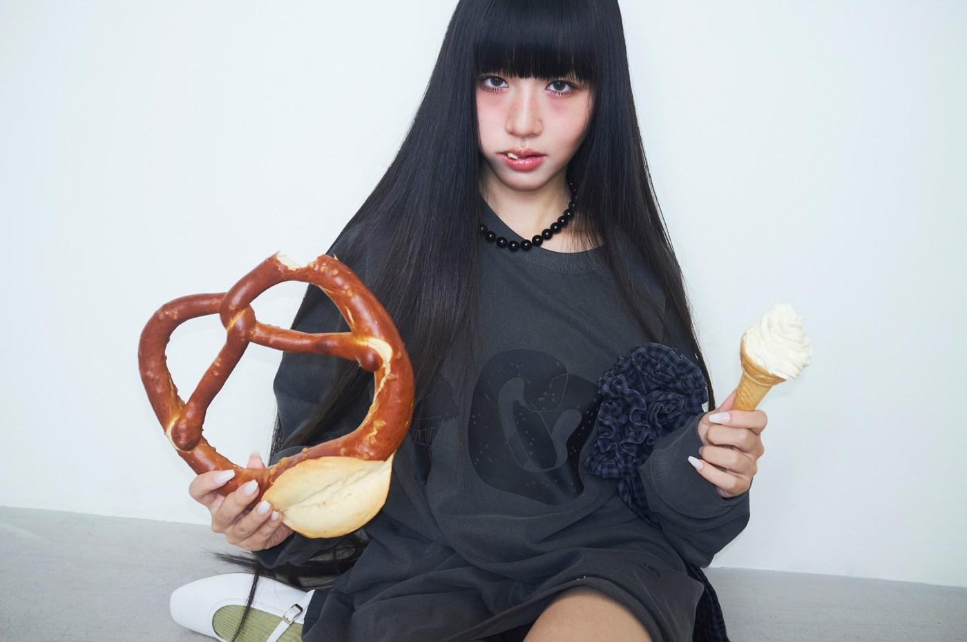 본문 이미지 - 인플루언서 '나야와시'와 함께한 25FW 슈에띠즈 화보컷(코오롱FnC 제공)