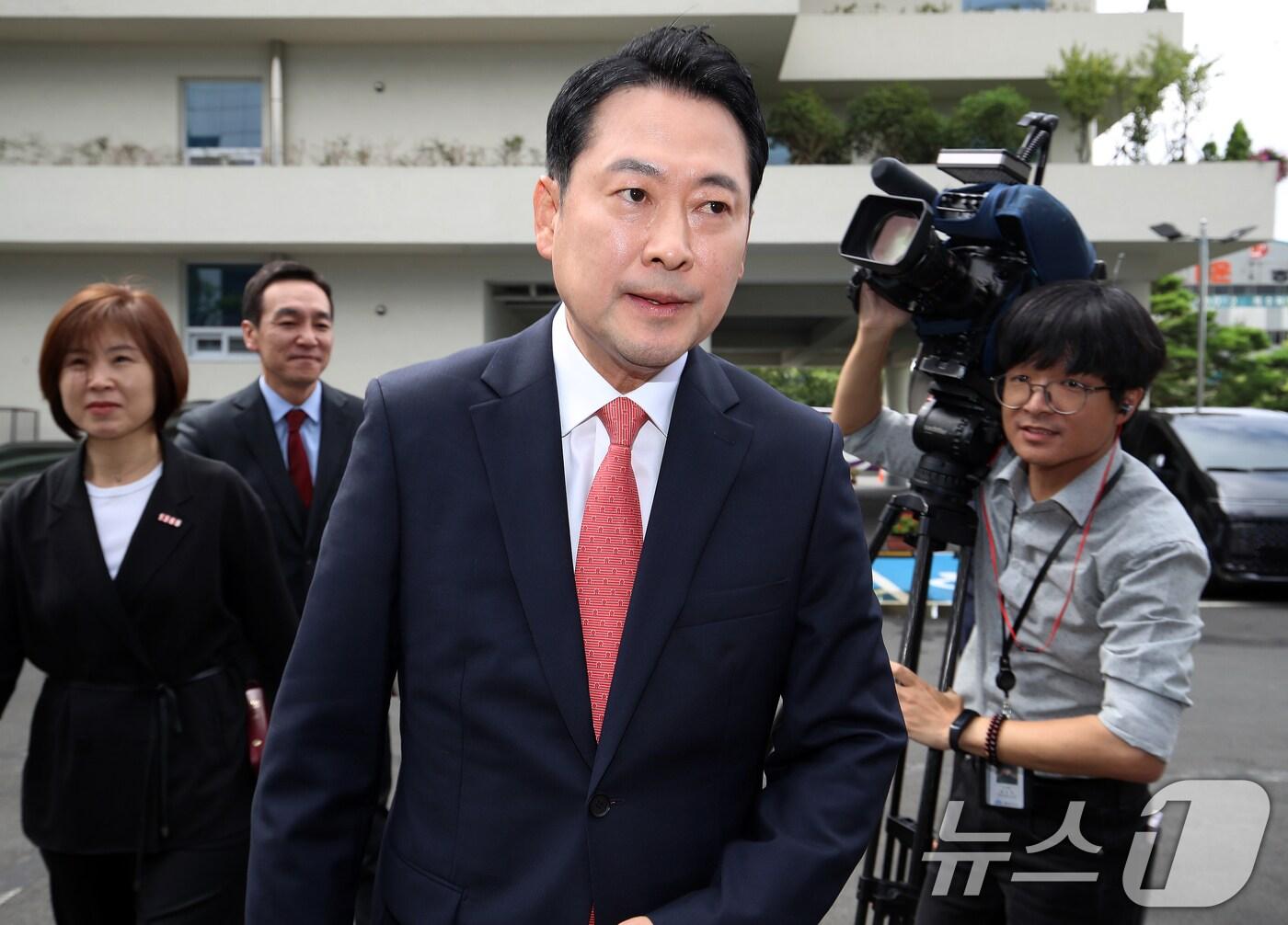 본문 이미지 - 장동혁 국민의힘 대표가 14일 경찰에 최근 구속된 손현보 목사가 담임 목사로 있는 부산 강서구 세계로교회 예배에 참석하고 있다. 2025.9.14/뉴스1 ⓒ News1 윤일지 기자