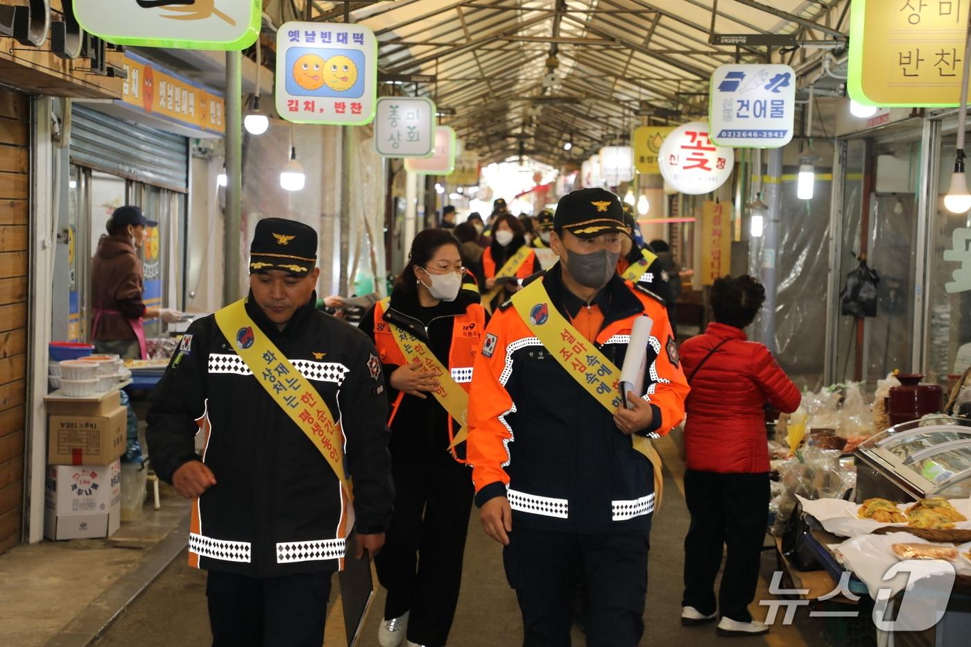 본문 이미지 - 서울특별시 소방재난본부가 화재예방캠페인을 위해 전통시장 안전점검에 나섰다.(서울시 제공)