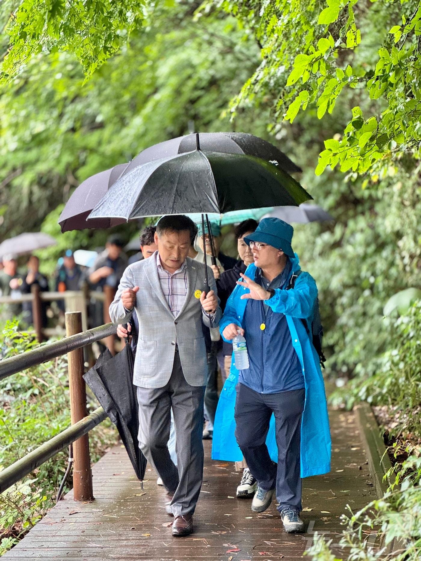 본문 이미지 - 13일 전춘성 전북 진안군수가 주천면 운일암반일암을 방문한 김성환 환경부장관을 만나 양수발전소에 대해 설명하고 있다.&#40;진안군제공. 재판매 및 DB금지&#41;2025.9.14/뉴스1 ⓒ News1 김동규 기자