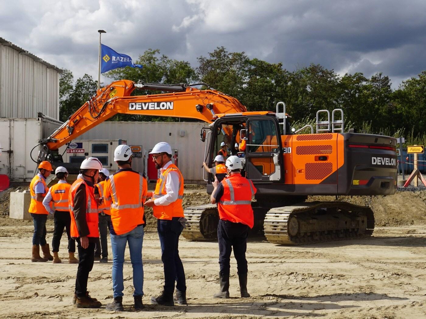 본문 이미지 - HD현대인프라코어는 지난 8일(현지시각)부터 11일까지 나흘간 프랑스 콩피에뉴에서 현지 건설사를 대상으로 디벨론(DEVELON) 신형 굴착기의 현장 실증 및 스마트 안전 기술 시연을 진행했다.(HD현대인프라코어 제공)