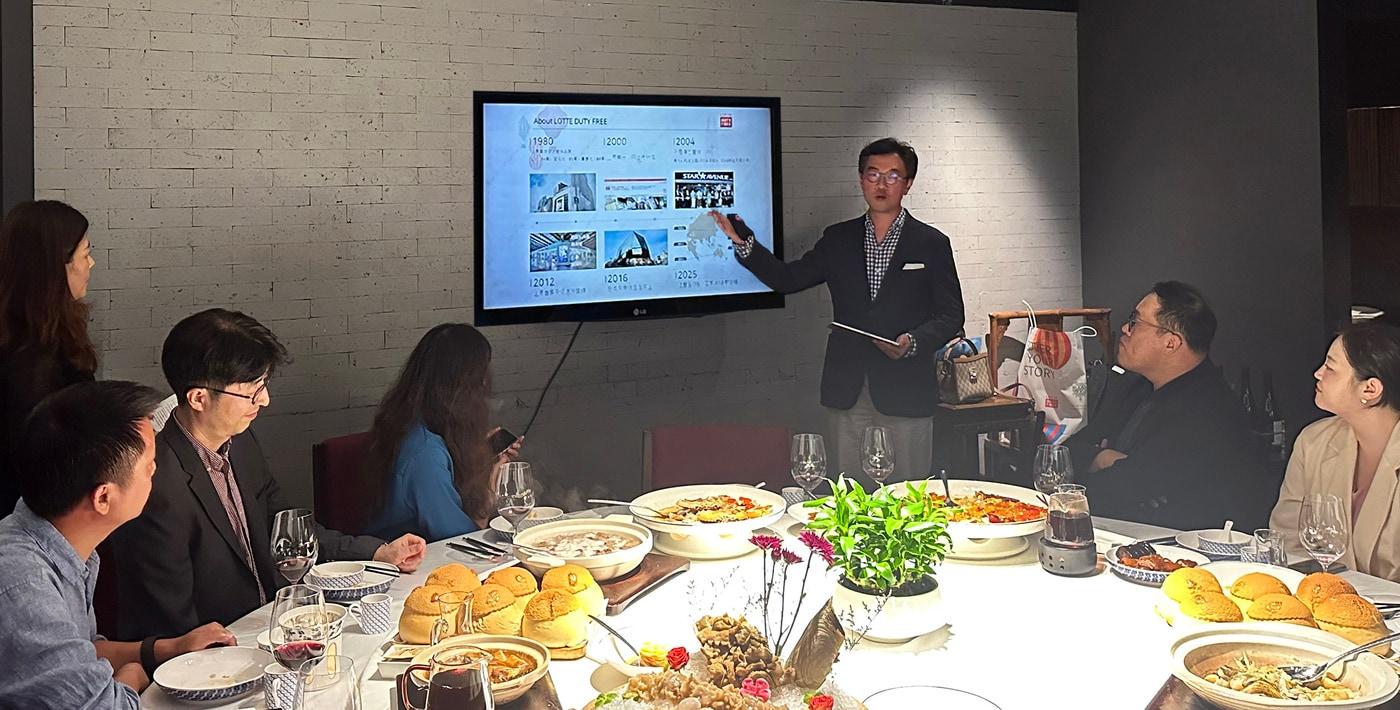 지난 10일 남궁표 롯데면세점 마케팅부문장이 중국 칭다오 현지 여행사 및 주요 파트너사 대표에게 당사 소개를 하고 있다(롯데면세점 제공).