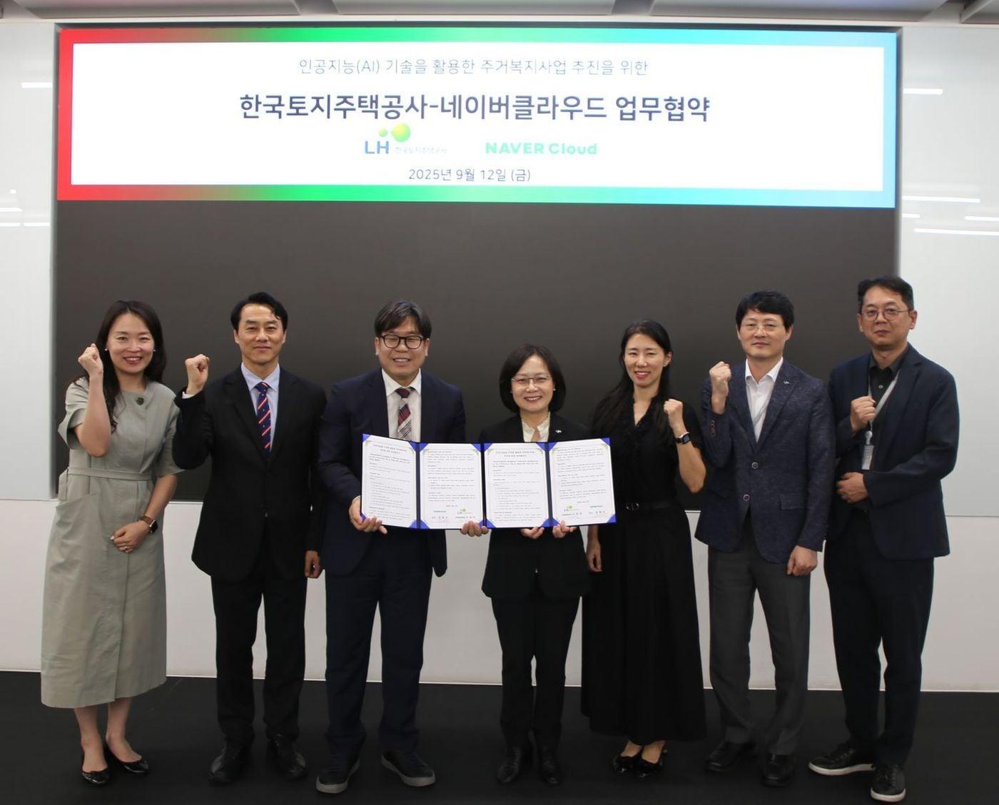 본문 이미지 - 지난 12일 네이버 1784에서 조경숙 LH 주거복지본부장&#40;오른쪽 네번째&#41;과 김필수 네이버클라우드 상무&#40;왼쪽 세번째&#41; 등이 협약 기념사진을 촬영하고 있다.&#40;LH제공&#41;.뉴스1 ⓒ News1