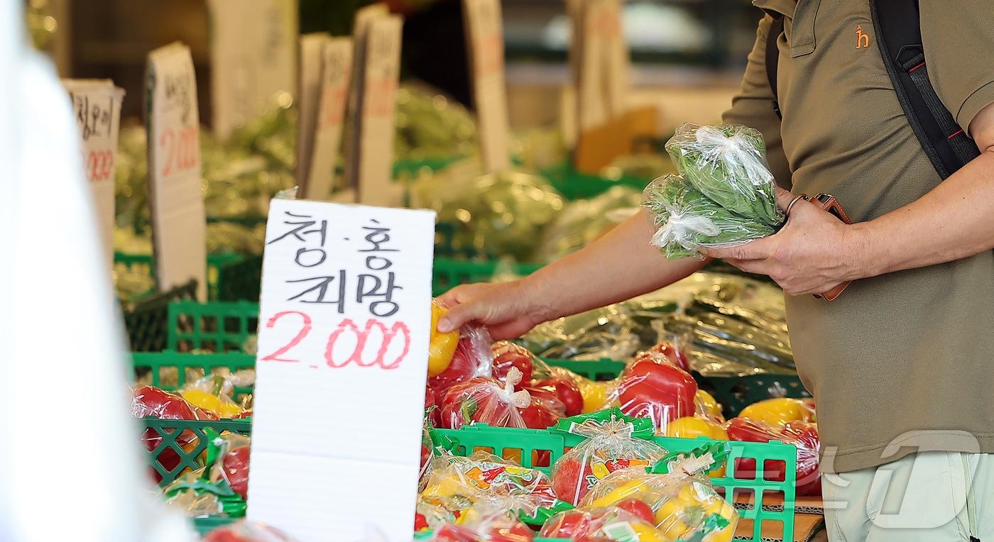 14일 서울 동대문구 청량리 전통시장을 찾은 시민들이 장을 보고 있다. 2025.9.14/뉴스1 ⓒ News1 김진환 기자