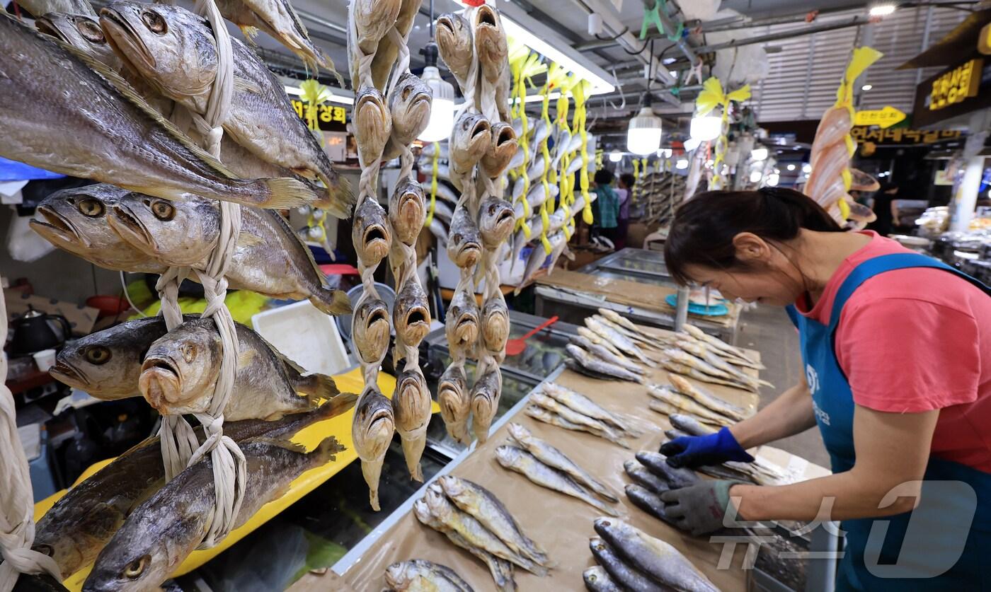 14일 서울 동대문구 청량리 전통시장을 찾은 시민들이 장을 보고 있다. 2025.9.14/뉴스1 ⓒ News1 김진환 기자