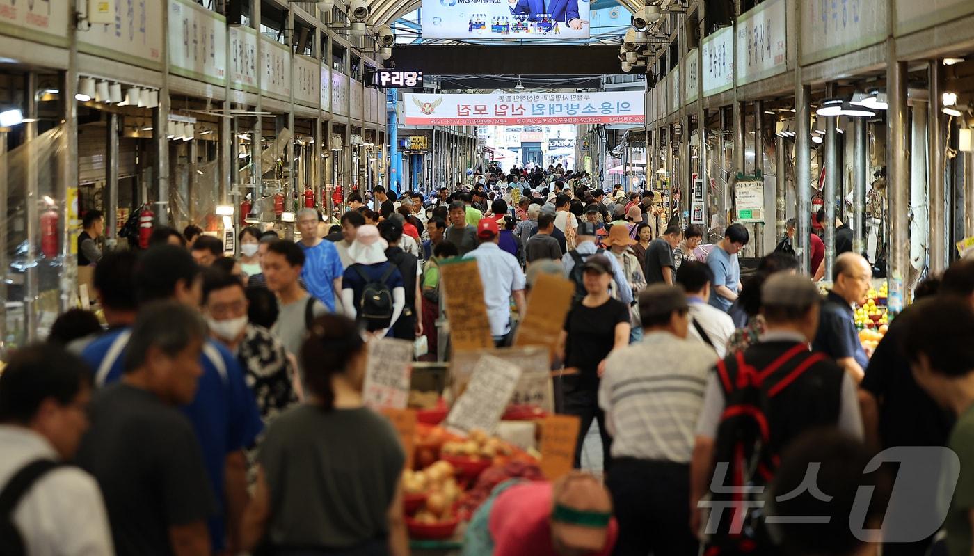 14일 서울 동대문구 청량리 전통시장을 찾은 시민들이 장을 보고 있다. 2025.9.14/뉴스1 ⓒ News1 김진환 기자