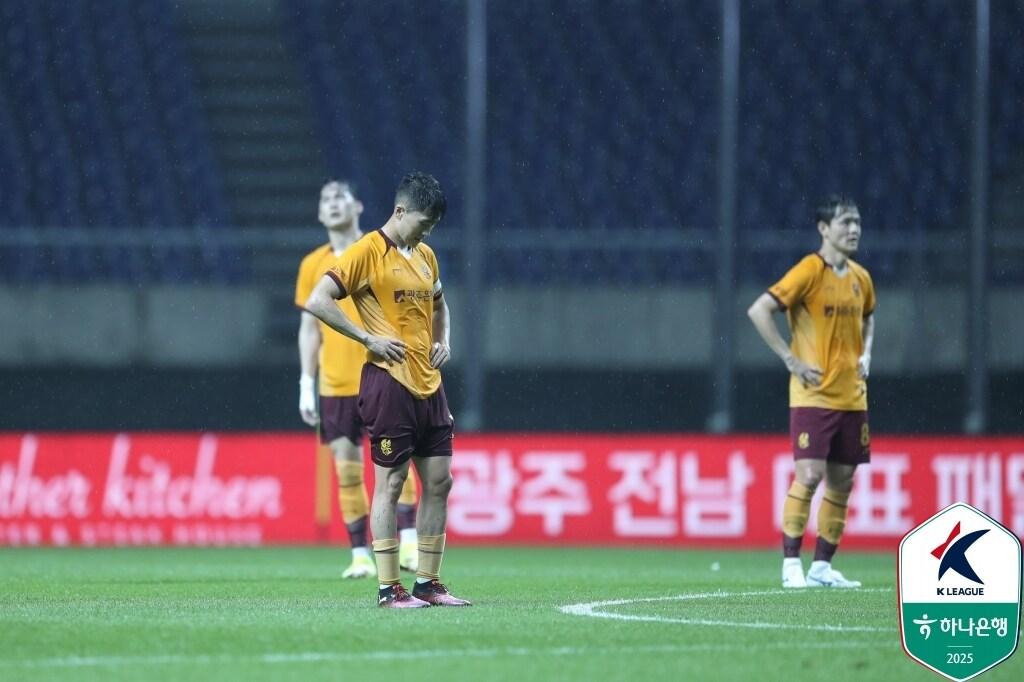 본문 이미지 - 등록금지 징계 미준수로 징계를 받은 광주FC. &#40;한국프로축구연맹 제공&#41;