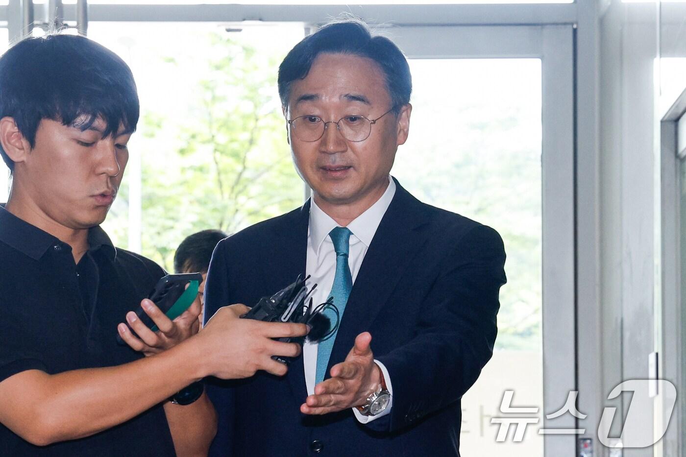 본문 이미지 - 신범철 전 국방부 차관이 14일 오후 서울 서초구 순직해병특검(특별검사 이명현) 사무실에서 직권남용 혐의와 관련 피의자 조사를 받기 위해 출석하고 있다. 2025.9.14/뉴스1 ⓒ News1 안은나 기자