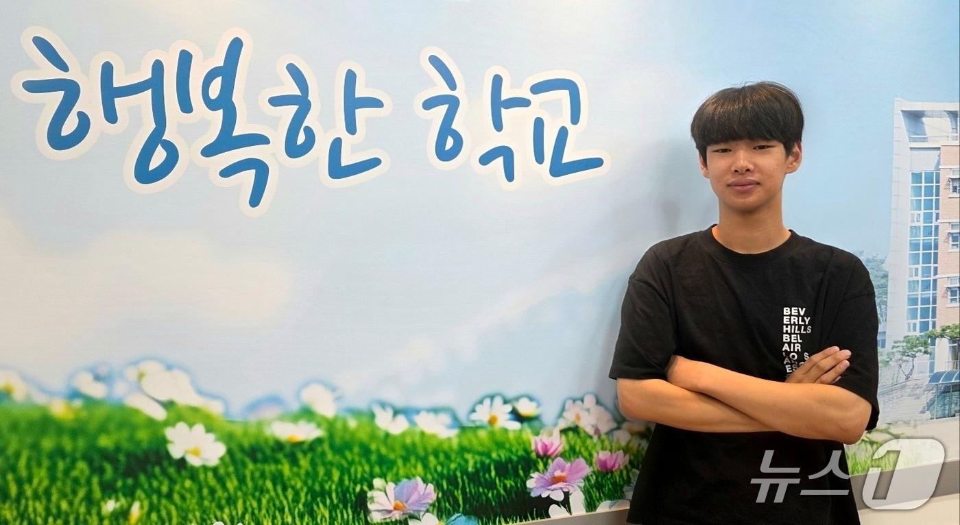 본문 이미지 - 12일 천안 업성고등학교에서 장남우 학생이 인터뷰한 뒤 기념 촬영하고 있다. 장 군은 지난 10일 국민성장펀드 국민보고대회에 유일한 고등학생으로 참여했다. 2025.9.12. ⓒ 뉴스1 이시우 기
