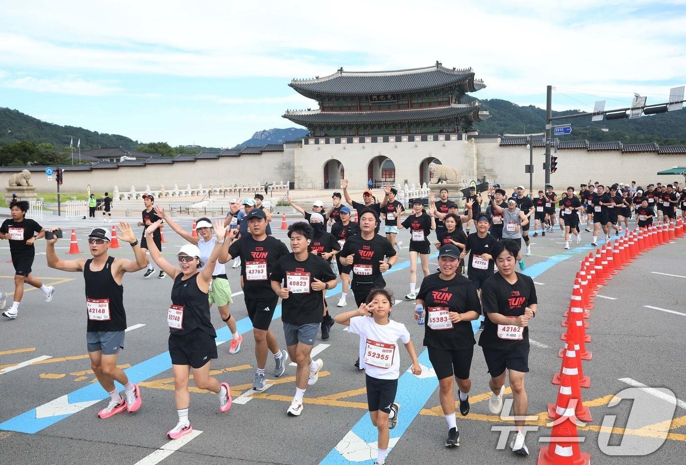 14일 오전 서울광장에서 열린 ‘마블런 서울 2025’ 행사에서 참가자들이 광화문 앞을 달리고 있다. 월트디즈니 컴퍼니 코리아&#40;이하 디즈니코리아&#41;가 주최한 마블&#40;Marvel&#41; 테마의 러닝 이벤트인 ‘마블런 서울 2025’에 1만 5천여 명이 참가해 서울 시내 중심가에서 하프코스 및 10km 코스를 달렸다. &#40;디즈니코리아 제공, 재판매 및 DB금지&#41; 2025.9.14/뉴스1