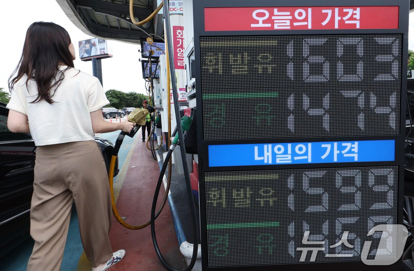 서울 휴게소 내 주유소에 휘발유와 경유 가격이 표시돼 있다. &#40;자료사진&#41; /뉴스1 ⓒ News1 박정호 기자