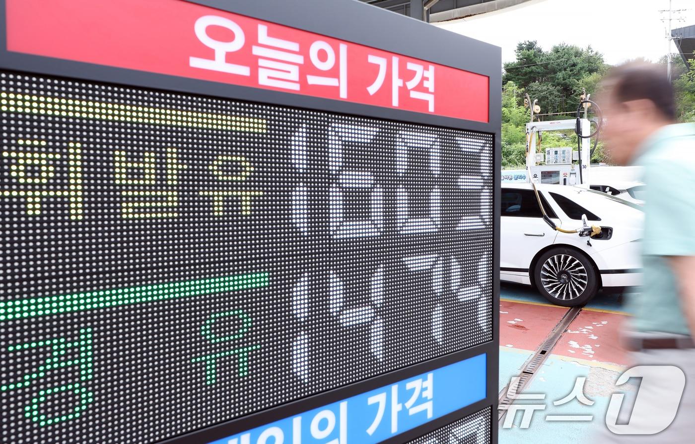전국 주유소 기름값이 5주 연속 하락세를 보인 14일 서울시 서초구 경부고속도로 만남의광장 휴게소 내 주유소에 휘발유와 경유 가격이 표시되어 있다2025.9.14/뉴스1 ⓒ News1 박정호 기자