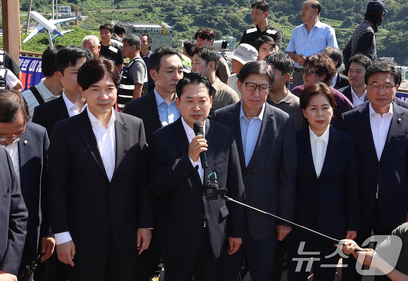 장동혁 국민의힘 대표가 14일 부산 강서구 가덕도 대항전망대를 찾아 가덕도신공항 건설 예정지를 살펴본 뒤 발언을 하고 있다. 2025.9.14/뉴스1 ⓒ News1 윤일지 기자