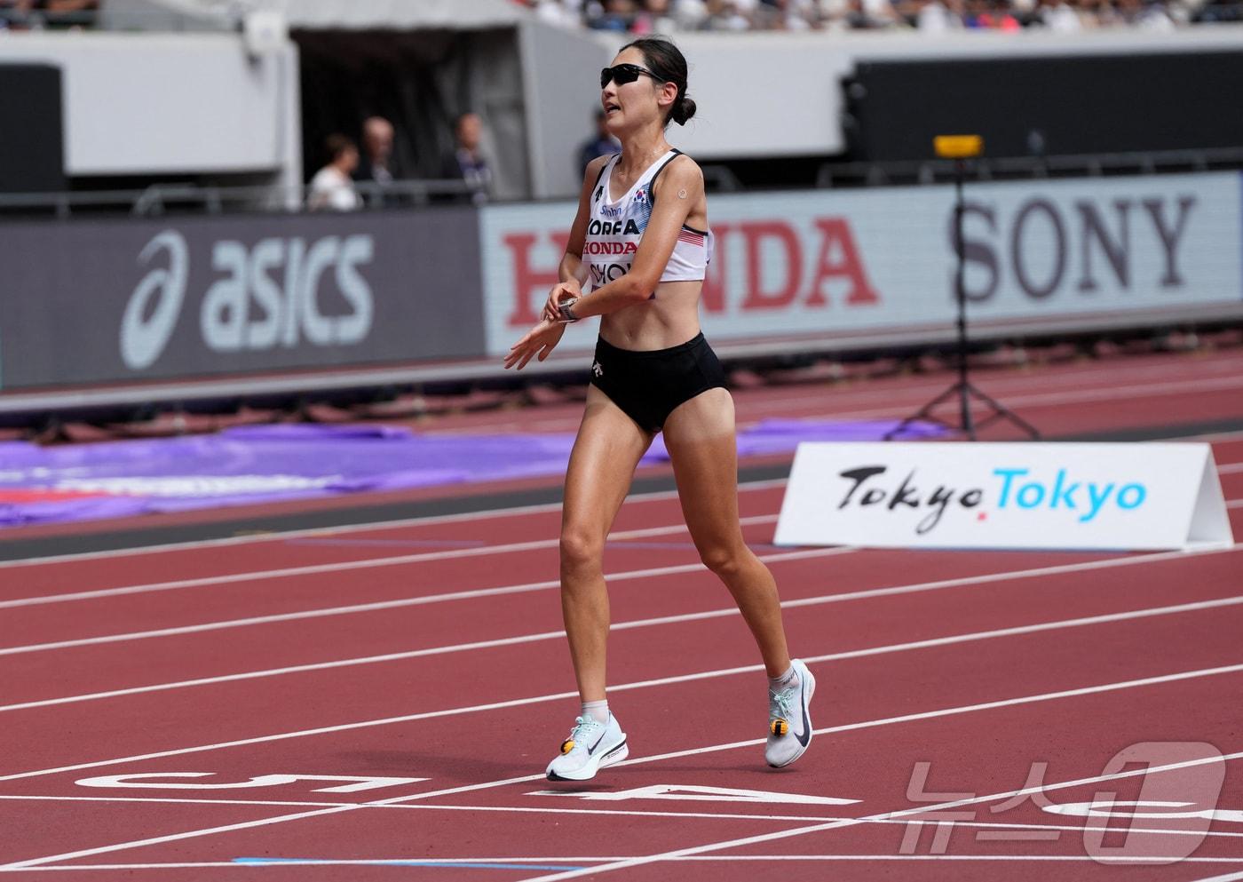 최경선이 14일 일본 도쿄에서 열린 육상세계선수권대회 여자 마라톤 경기에서 결승선을 통과하고 있다.ⓒ 로이터=뉴스1