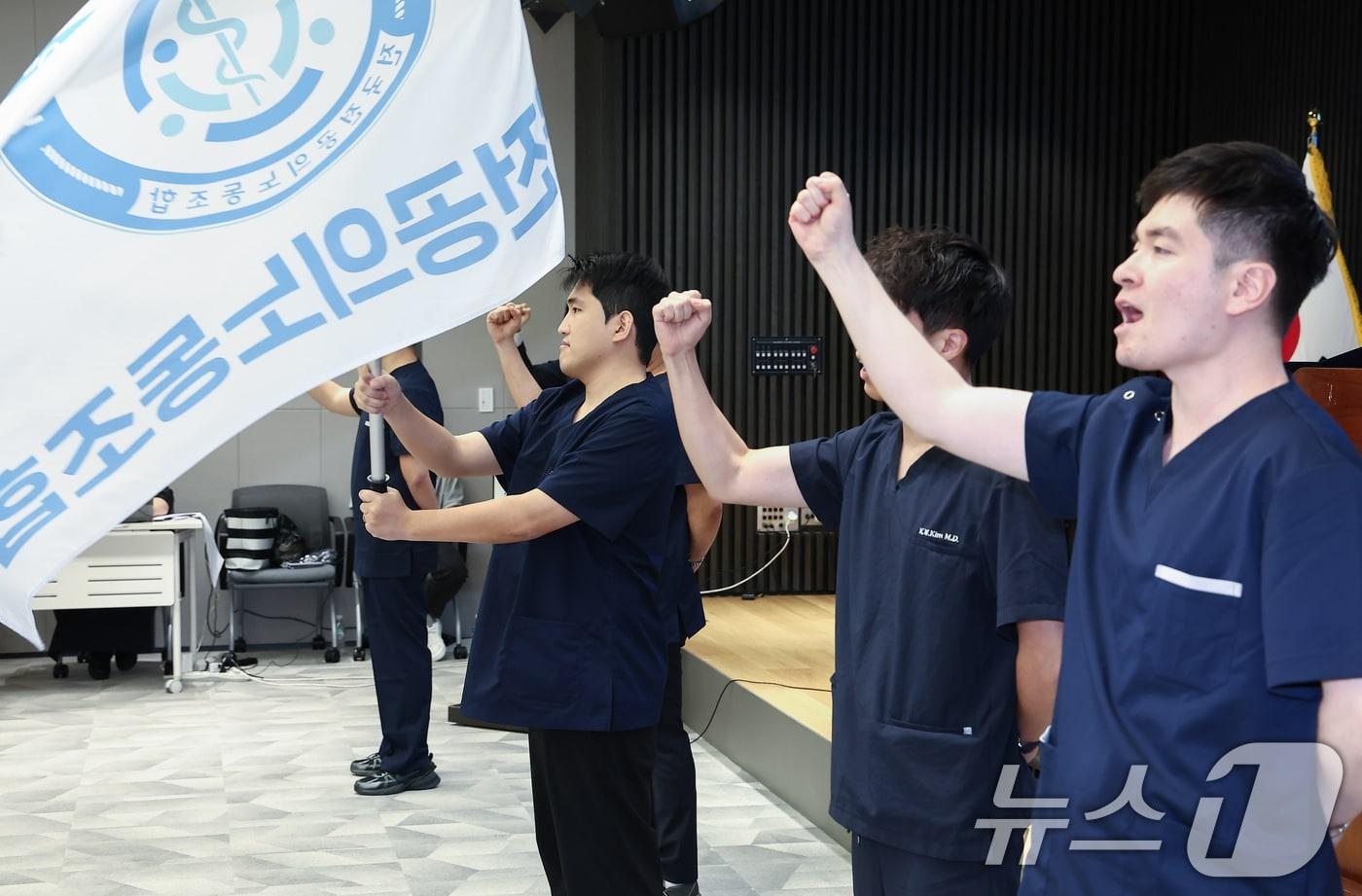 유청준 전국전공의노동조합 위원장과 집행부가 서울 용산구 대한의사협회에서 열린 전공의노조 출범식에서 노동조합 깃발을 흔들고 있다. /뉴스1 ⓒ News1 김도우 기자