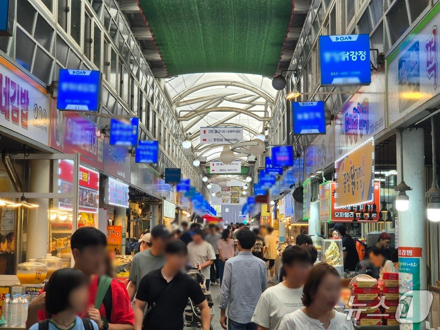 본문 이미지 - 일요일인 14일 강원 강릉 대표 전통시장인 중앙·성남시장 먹거리골목이 나들이객들로 가득하다.2025.9.14/뉴스1 윤왕근 기자