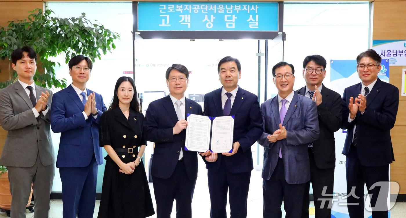 근로복지공단과 한국공인노무사회가 지난 12일 공단 서울합동청사에서 산재노동자의 신속하고 공정한 보상 및 권익보호 강화를 위한 업무협약을 체결하고 기념 사진을 찍고 있다.(근로복지공단 제공. 재판매 및 DB금지)/뉴스1