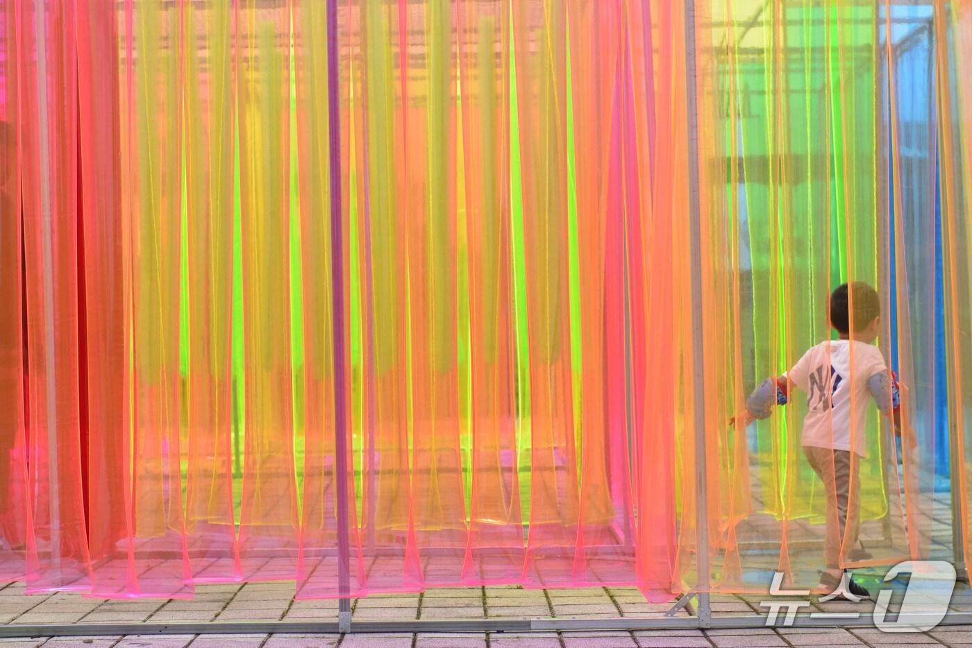 김영현 작가가 설치한 &#39;물, 빛, 그리고&#39; 작품. 2025.9.14/뉴스1 ⓒ News1 이성덕 기자