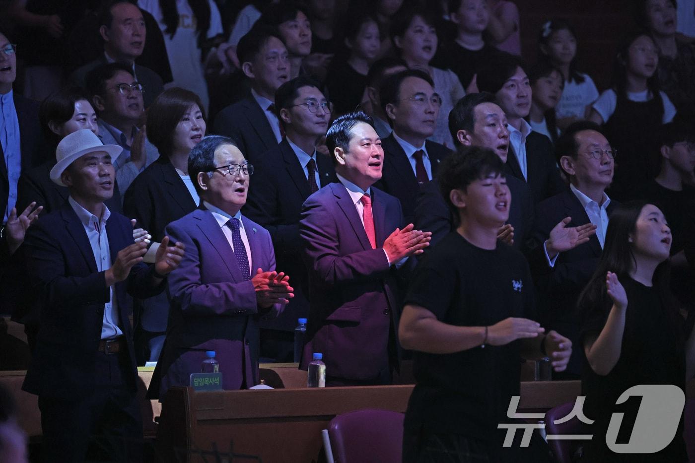 장동혁 국민의힘 대표와 김도읍 정책위의장을 비롯한 지도부가 14일 최근 구속된 손현보 목사가 담임 목사로 있는 부산 강서구 세계로교회 예배에 참석하고 있다. (국민의힘 제공. 재판매 및 DB 금지) 2025.9.14/뉴스1