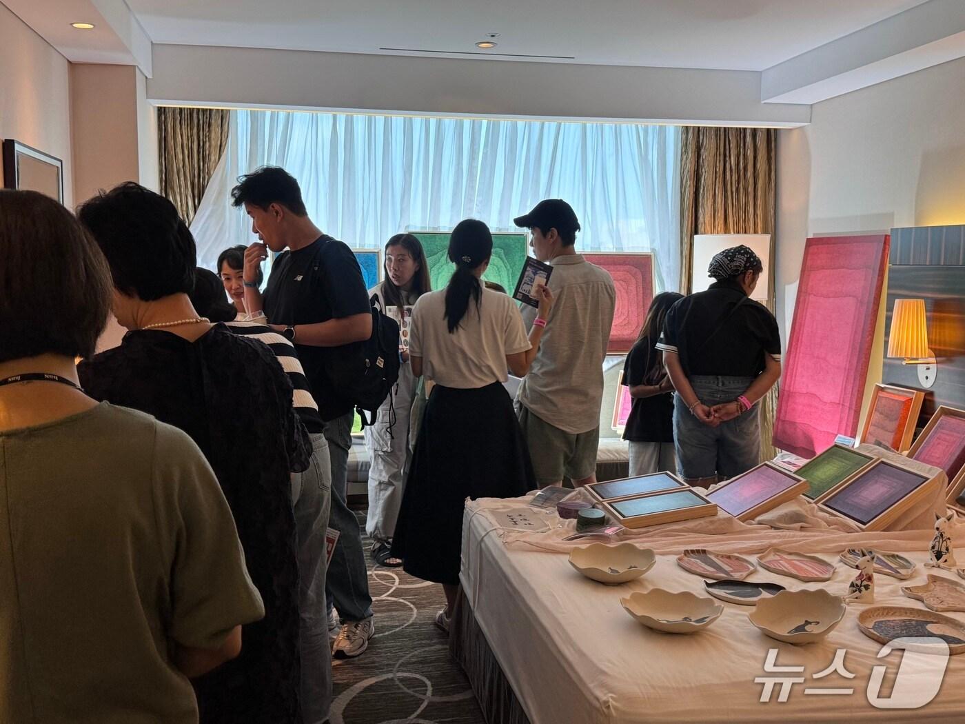 본문 이미지 - 울해로 3회째를 맞는 '2025 호텔아트쇼 인 울산(HAS 2025)'이 14일 울산 롯데호텔 울산에서 열려 시민들의 발길이 이어졌다.2025.9.14.ⓒ 뉴스1 김세은 기자