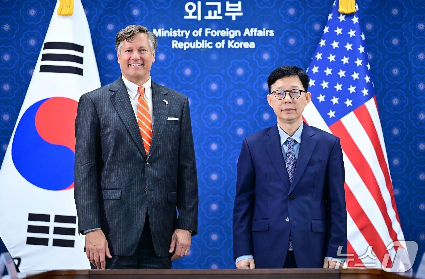 크리스토퍼 랜도 미 국무부 부장관&#40;왼쪽&#41;과 박윤주 외교부 제1차관은 14일 한미 외교차관회담을 진행했다. &#40;외교부 제공&#41;