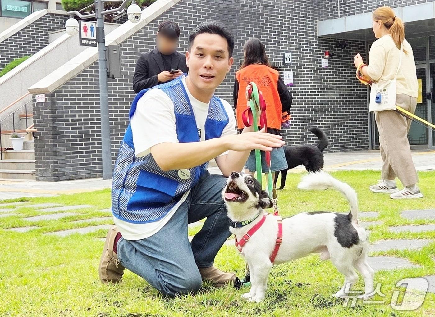 본문 이미지 - 이두호 한국마즈 대표가 12일 발라당입양센터의 동물들을 위한 산책봉사를 하고 있다. ⓒ 뉴스1