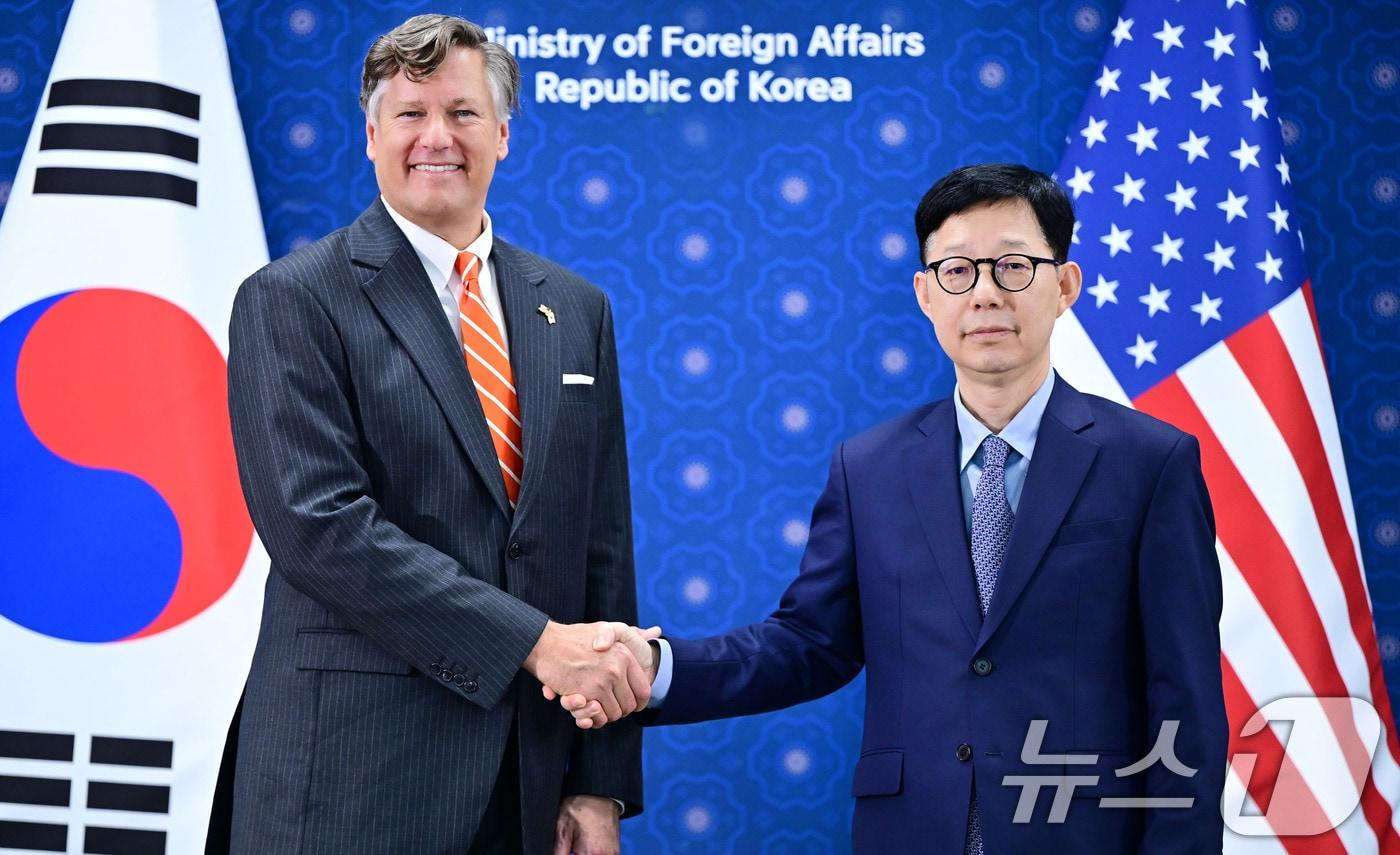 박윤주 외교부 제1차관과 크리스토퍼 랜다우 미국 국무부 부장관이 지난 9월 14일 서울 종로구 도렴동 외교부 청사에서 열린 한미 외교차관 회담에 앞서 악수하고 있다.&#40;외교부 제공, 재판매 및 DB금지&#41; 2025.9.14/뉴스1