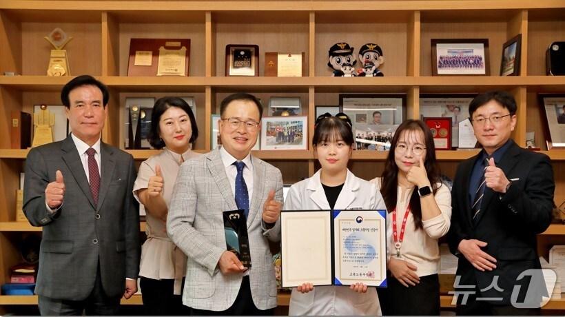 본문 이미지 - 하림이 '2025 대한민국 일자리 으뜸기업'으로 선정된 것을 기념해 관계자들이 기념 촬영을 하고 있다. 정호석 하림 대표이사(왼쪽 세 번째)와 직원들이 대통령 명의의 인증패와 인증서를 들고 있다.(하림 제공. 재판매 및 DB금지)