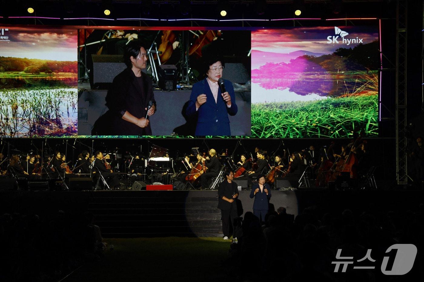 김경희 이천시장이 SK하이닉스와 함께하는 2025이천국제음악제 파크콘서트에서 시민들에게 인사말을 하고 있다.&#40;SK하이닉스 제공&#41;