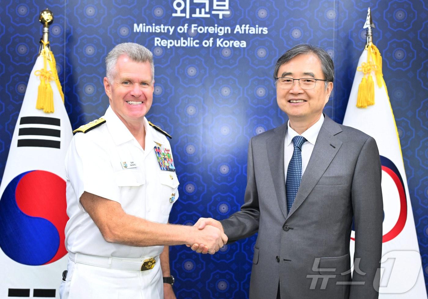 조현 외교부 장관이 14일 오후 서울 종로구 외교부 청사에서 사무엘 파파로&#40;Samuel Paparo&#41; 미국 인도·태평양사령관을 접견하고, 악수를 나누고 있다. &#40;외교부 제공, 재판매 및 DB금지&#41; 2025.9.14/뉴스1 ⓒ News1 임세영 기자