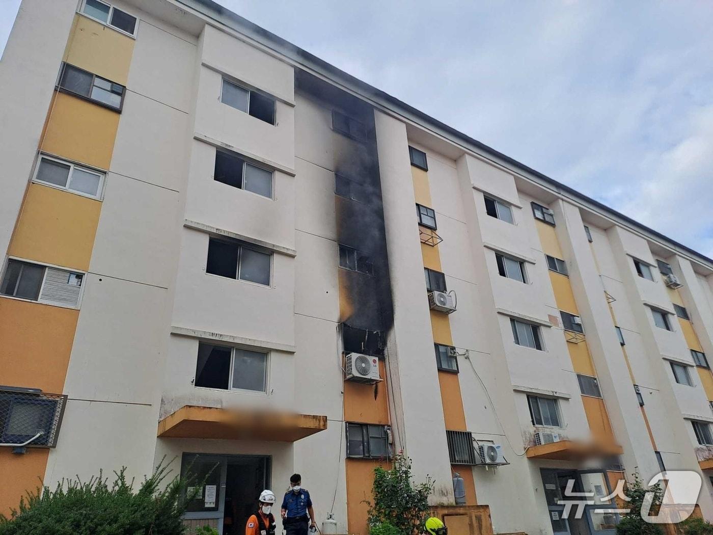 본문 이미지 - 14일 강원 강릉 포남동 아파트 화재 현장.(강원도소방본부 제공, 재판매 및 DB 금지) 2025.9.14/뉴스1