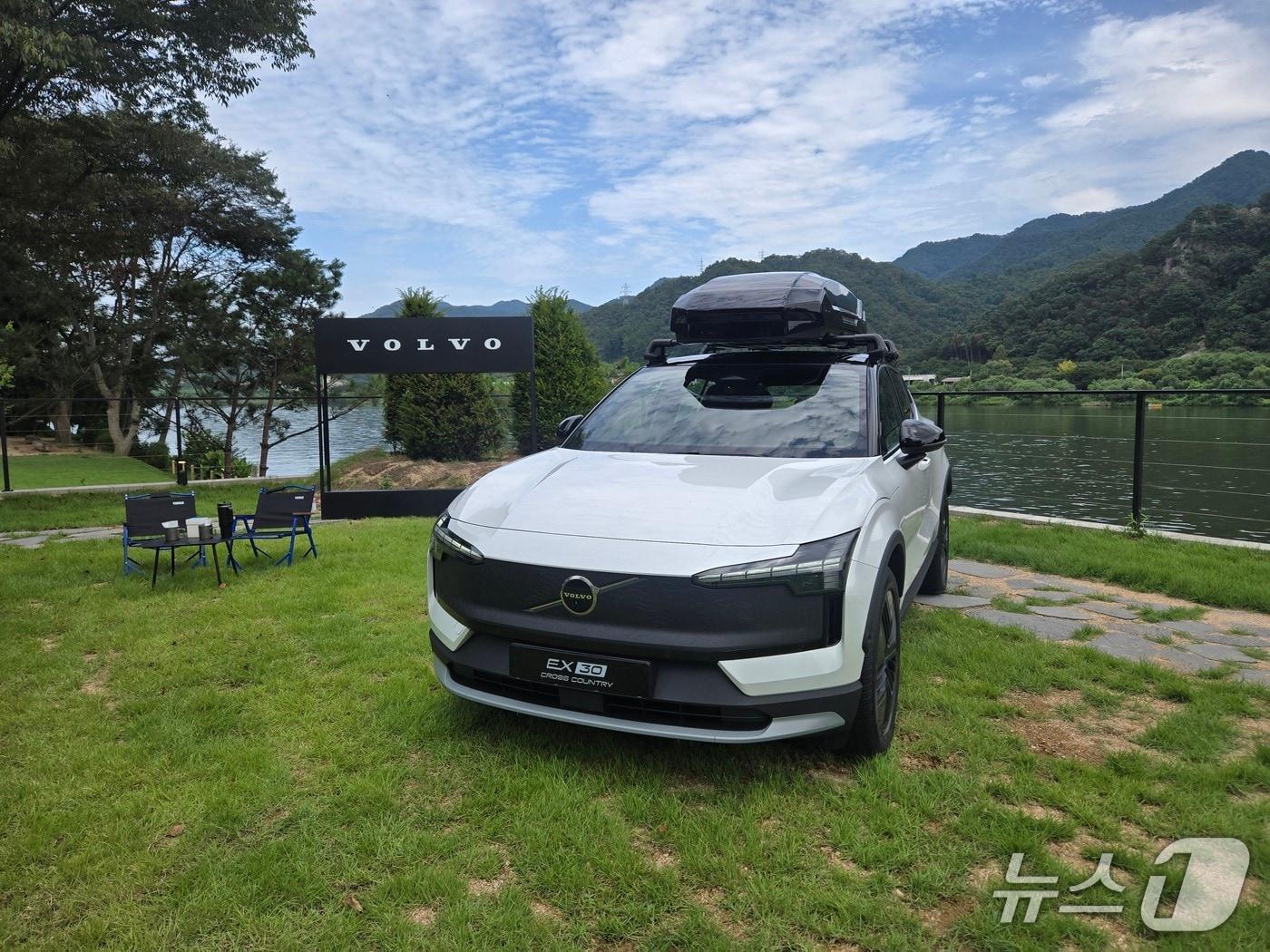 본문 이미지 - 지난 8일 경기 남양주에서 촬영한 볼보자동차 소형 순수 전기 스포츠유틸리티차&#40;SUV&#41; 크로스컨트리 모델 &#39;EX30CC&#39;의 모습. 2025.09.08/뉴스1 김성식 기자