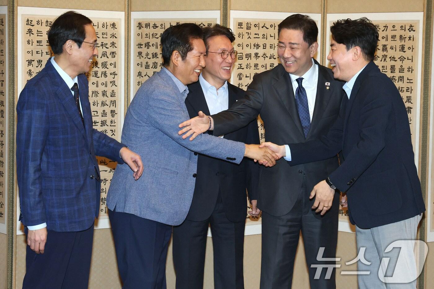 지난 9월 14일 오후 서울 종로구 삼청동 총리 공관에서 열린 당정대 고위급 만찬회동에서 참석자들이 악수하고 있다. 왼쪽부터 우상호 정무수석, 정청래 더불어민주당 대표, 김민석 국무총리, 김병기 원내대표, 강훈식 대통령 비서실장. 2025.9.14/뉴스1 ⓒ News1 이광호 기자