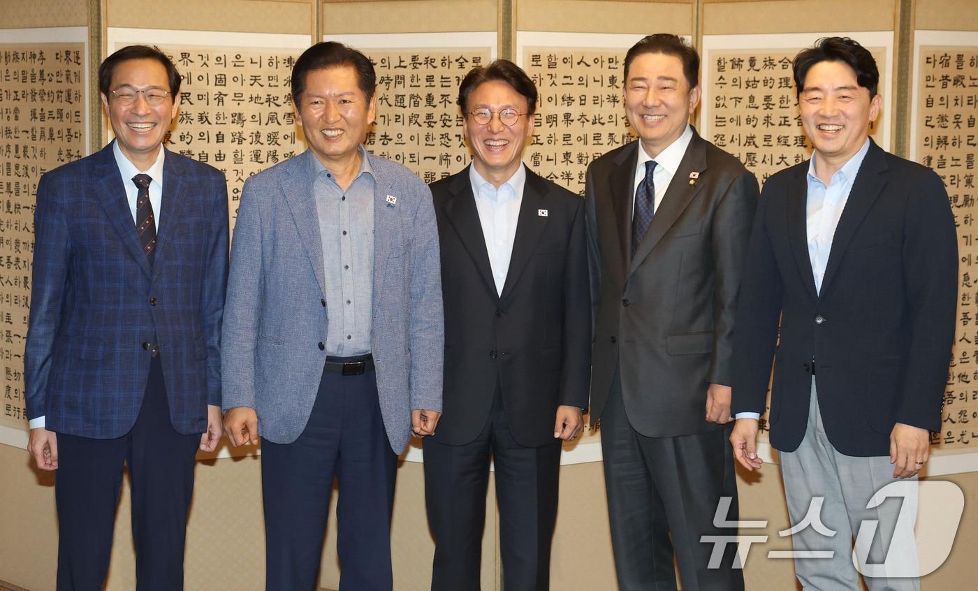 지난 9월 14일 김민석 국무총리와 정청래 더불어민주당 대표, 김병기 원내대표, 우상호 정무수석, 강훈식 대통령 비서실장이 서울 종로구 삼청동 총리 공관에서 열린 당정대 고위급 만찬회동에 참석한 모습. 2025.9.14/뉴스1 ⓒ News1 이광호 기자
