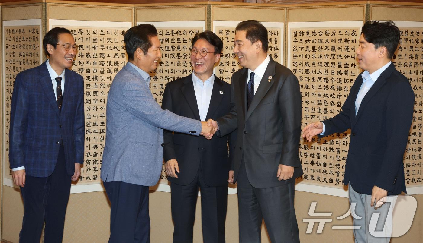 정청래 더불어민주당 대표와 김병기 원내대표가 14일 오후 서울 종로구 삼청동 총리 공관에서 열린 당정대 고위급 만찬회동에 참석해 기념촬영에 앞서 악수하고 있다. 왼쪽부터 우상호 정무수석, 정 대표, 김민석 국무총리, 김 원내대표, 강훈식 대통령 비서실장. 2025.9.14/뉴스1 ⓒ News1 이광호 기자