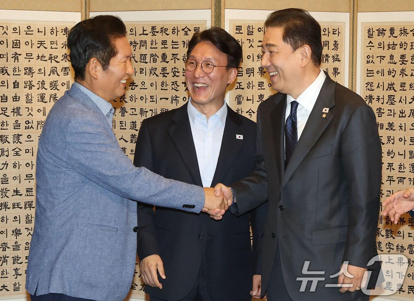 본문 이미지 - 정청래 더불어민주당 대표와 김병기 원내대표가 14일 오후 서울 종로구 삼청동 총리 공관에서 열린 당정대 고위급 만찬회동에서 악수하고 있다. 가운데는 김민석 국무총리. 2025.9.14/뉴스1 ⓒ News1 이광호 기자