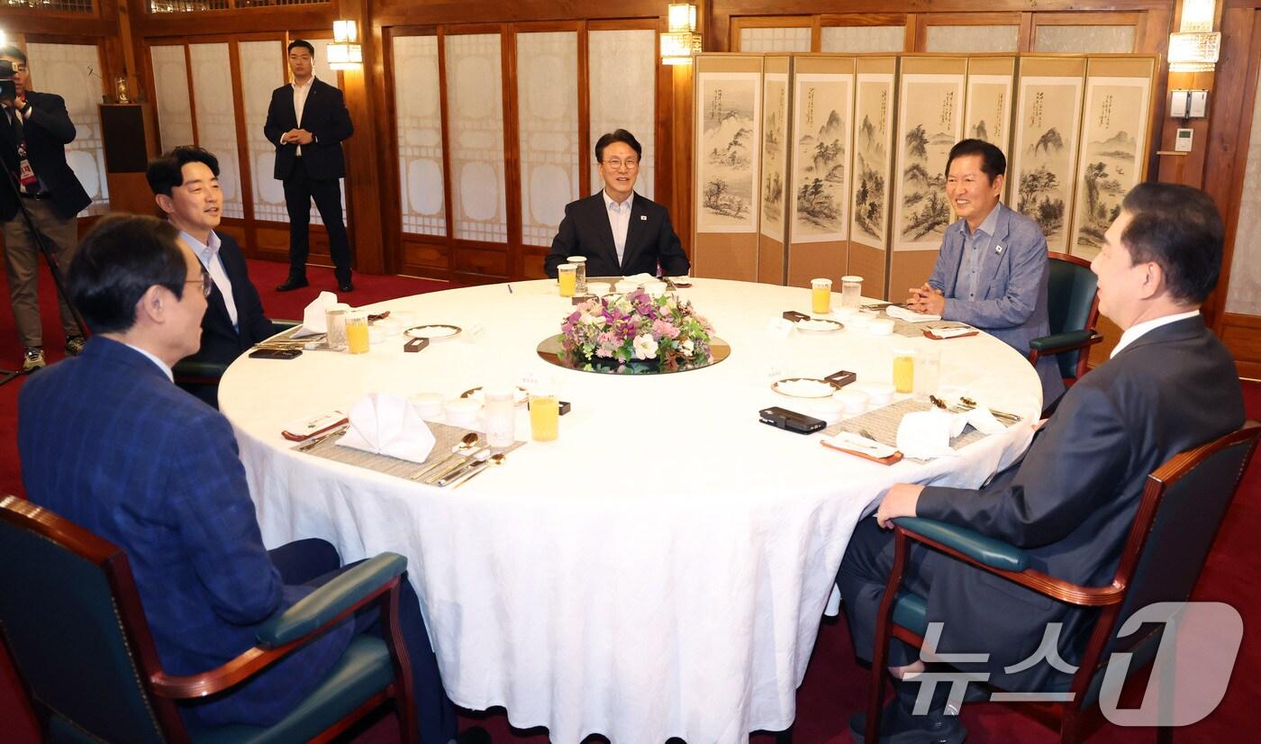 김민석 국무총리와 여당 대표 등이 14일 오후 서울 종로구 삼청동 국무총리 공관에서 열린 당정대 고위급 만찬 회동에서 환담하고 있다. 왼쪽부터 시계방향으로 강훈식 대통령 비서실장, 김민석 총리, 더불어민주당 정청래 대표, 김병기 원내대표, 우상호 대통령실 정무수석. (공동취재) 2025.9.14/뉴스1 ⓒ News1 이광호 기자