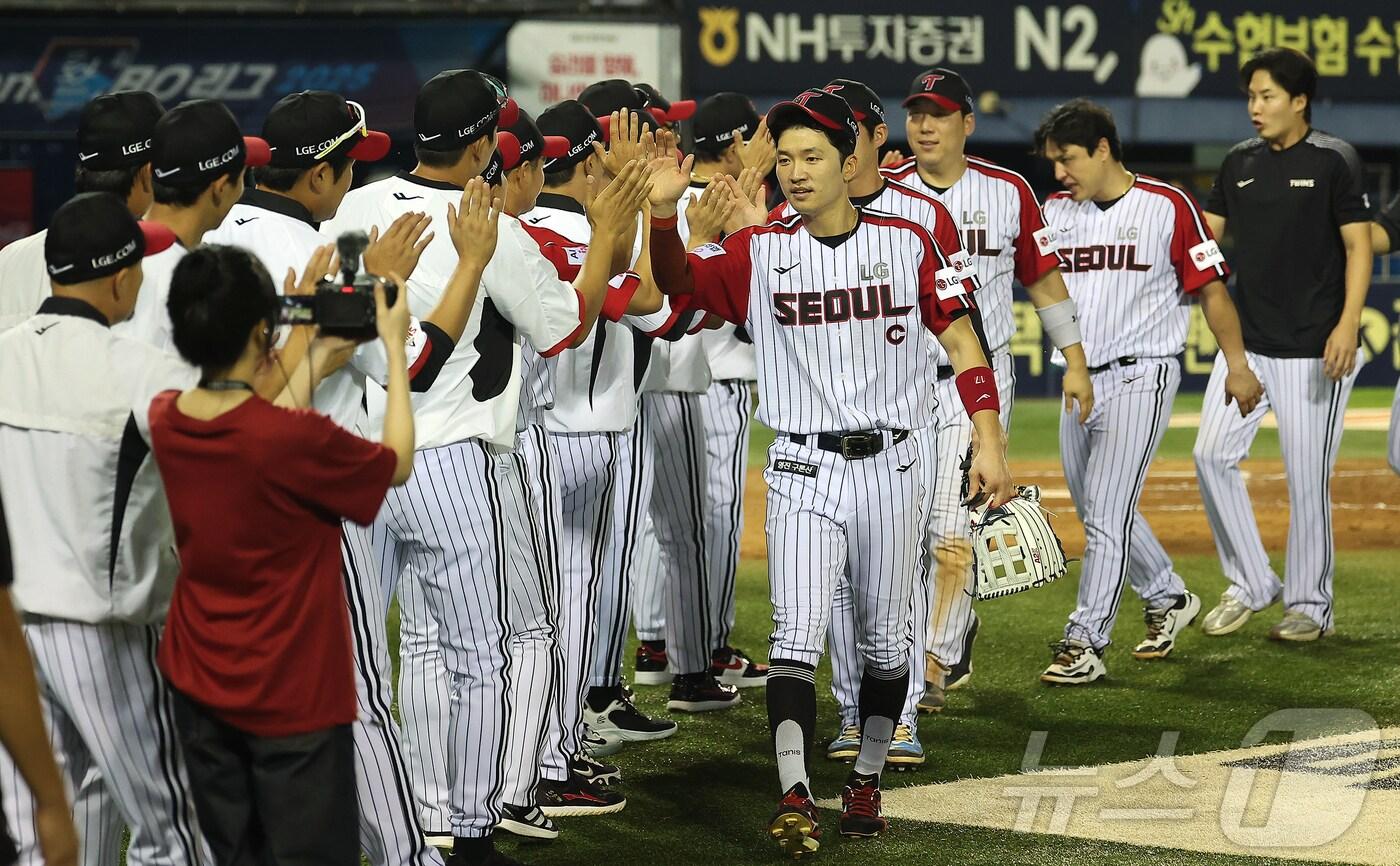 14일 오후 서울 송파구 잠실야구장에서 열린 프로야구 &#39;2025 신한 SOL뱅크 KBO 리그&#39; KIA 타이거즈와 LG 트윈스의 경기, 14대0 대승을 거둔 LG 선수단이 기쁨을 나누고 있다. 2025.9.14/뉴스1 ⓒ News1 김진환 기자