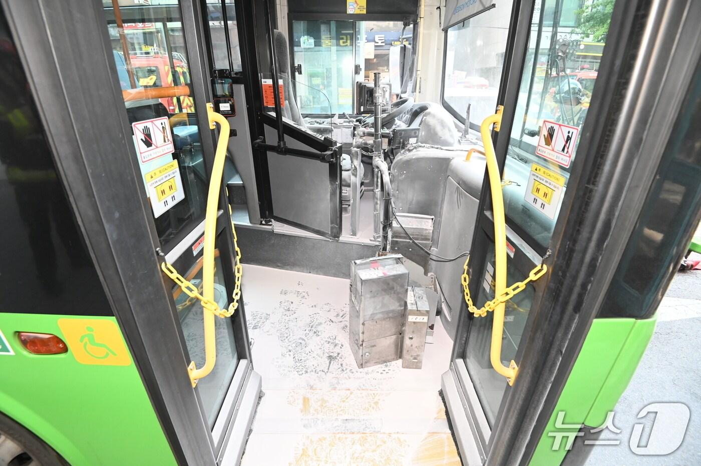 14일 오후 3시 50분쯤 서울 금천구 독산동 독산로 한 버스정류장 인근에서 운행 중인 지선버스 운전석 대시보드에서 연기가 피어올라 승객들이 급히 대피했다. 2025.09.14/뉴스1(금천소방서 제공)