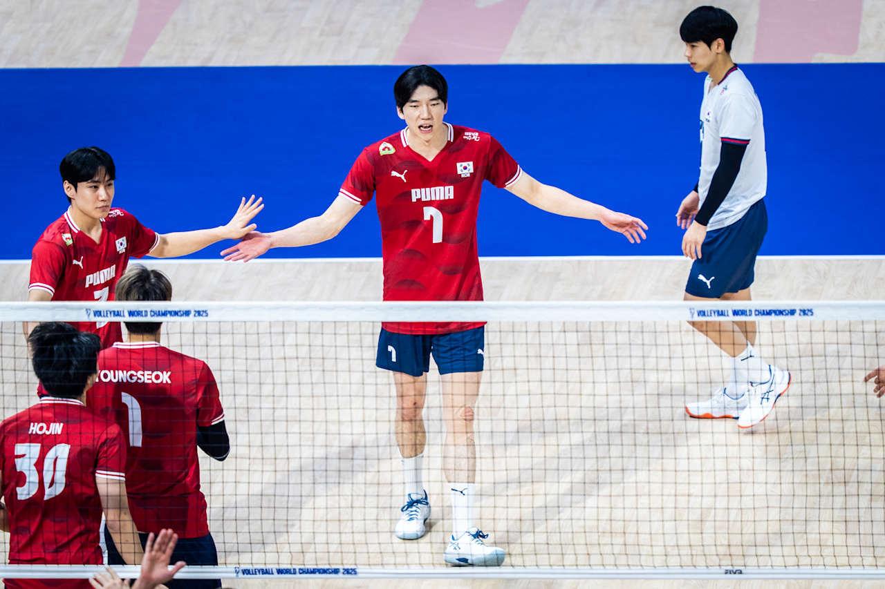 본문 이미지 - 세계선수권 첫 경기에서 패배한 한국 남자배구 대표팀. &#40;FIVB 제공&#41;