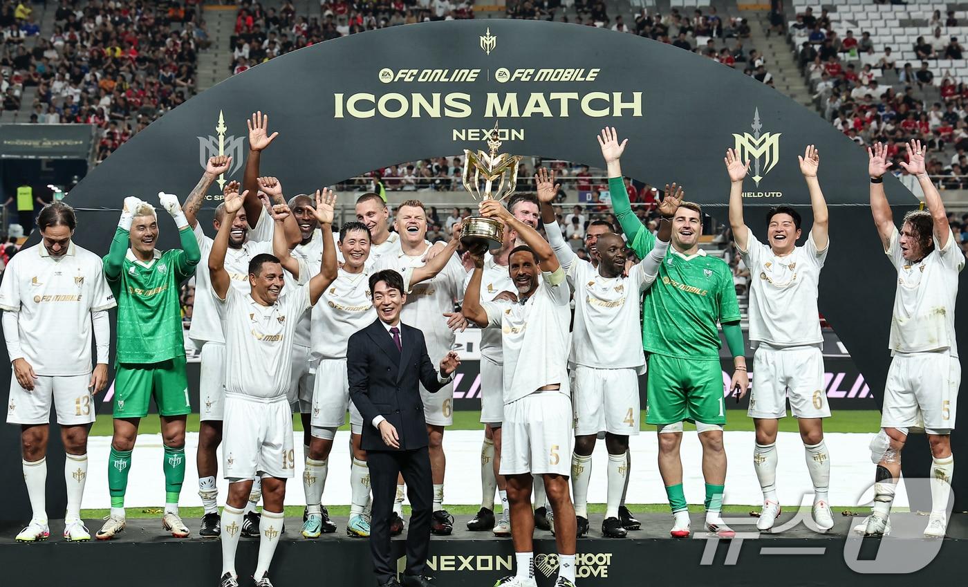 14일 오후 서울 마포구 서울월드컵경기장에서 열린 &#39;2025 넥슨 아이콘매치&#39; FC 스피어와 실드 유나이티드의 경기, 실드 유나이티드 선수들이 2대1 승리 후 트로피를 들고 기뻐하고 있다. 2025.9.14/뉴스1 ⓒ News1 김도우 기자
