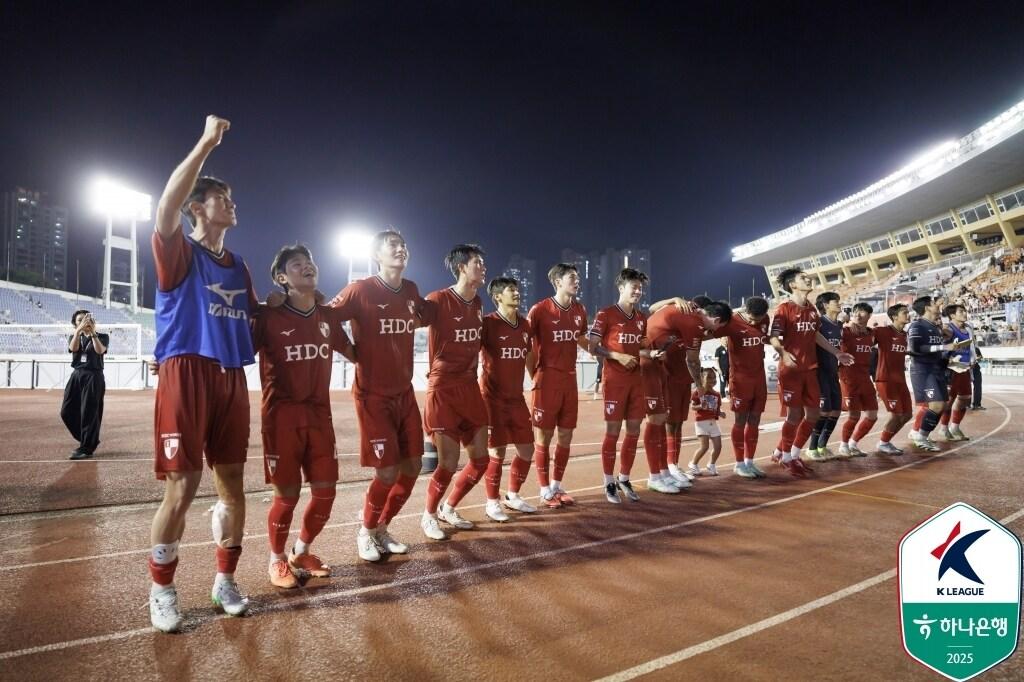 본문 이미지 - K리그2 4위에 오른 부산 아이파크. (한국프로축구연맹 제공)