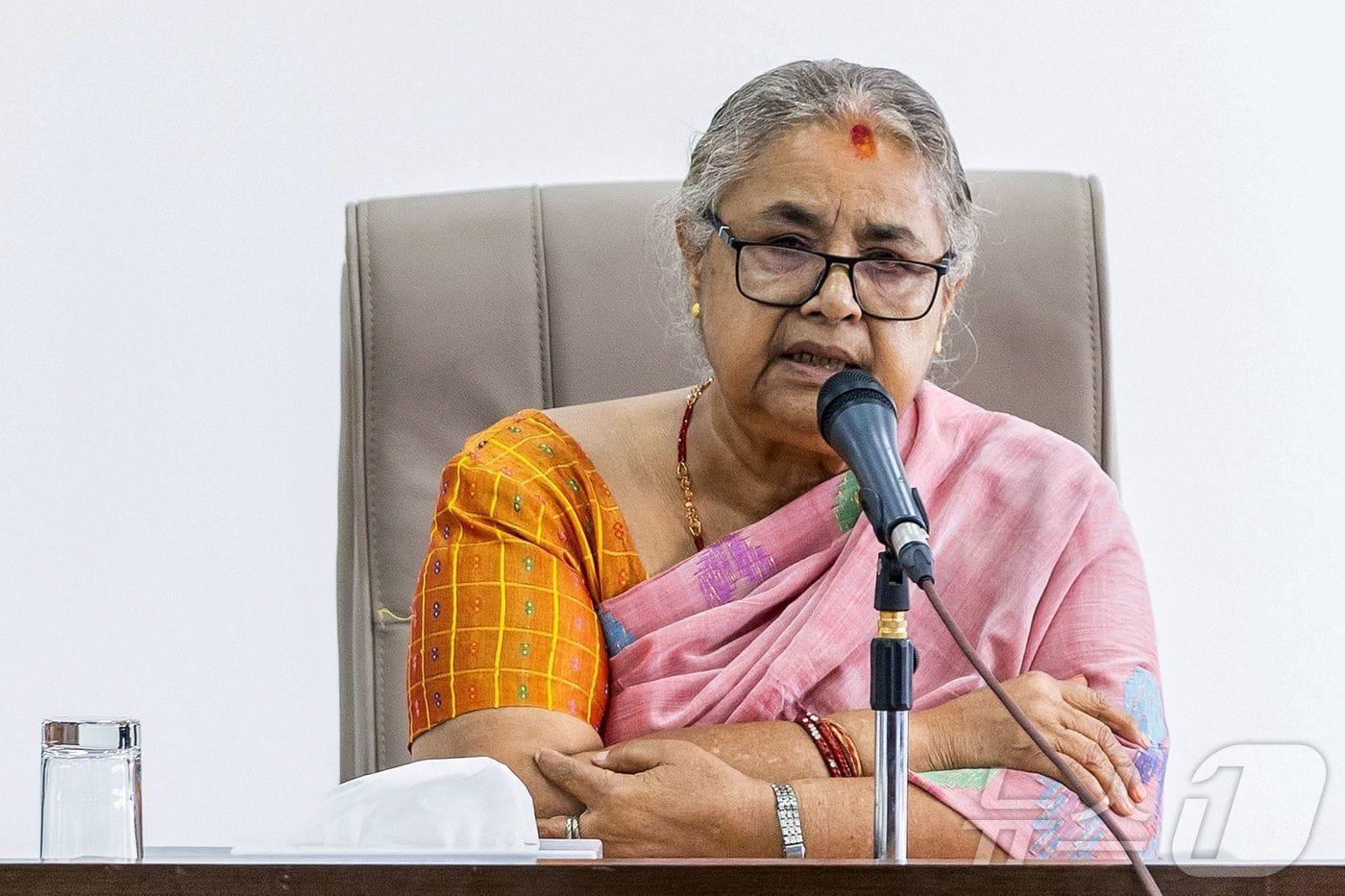 수실라 카르키 네팔 임시정부 신임 총리가 14일&#40;현지시간&#41; 카트만두 총리실에서 공식 업무를 시작하고 관계자들과 대화를 나누고 있다. 2025.09.14. ⓒ AFP=뉴스1 ⓒ News1 윤다정 기자