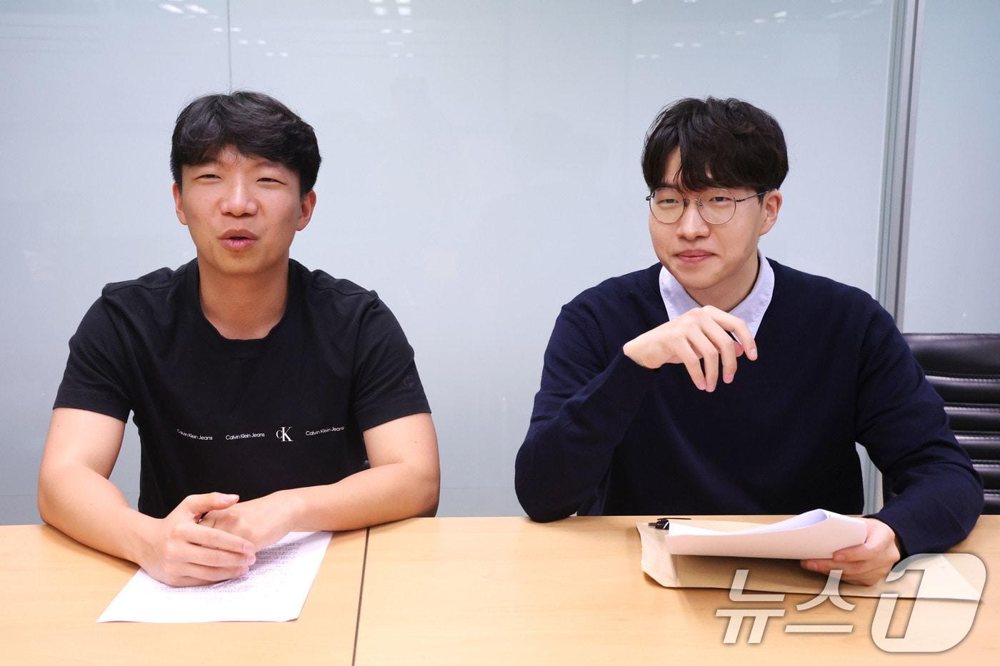 이성환 대한공중보건의사협의회장&#40;왼쪽&#41;과 김민성 대한공중방역수의사협회장이 서울 종로구 뉴스1 본사에서 인터뷰를 하고 있다. /뉴스1 ⓒ News1 이광호 기자