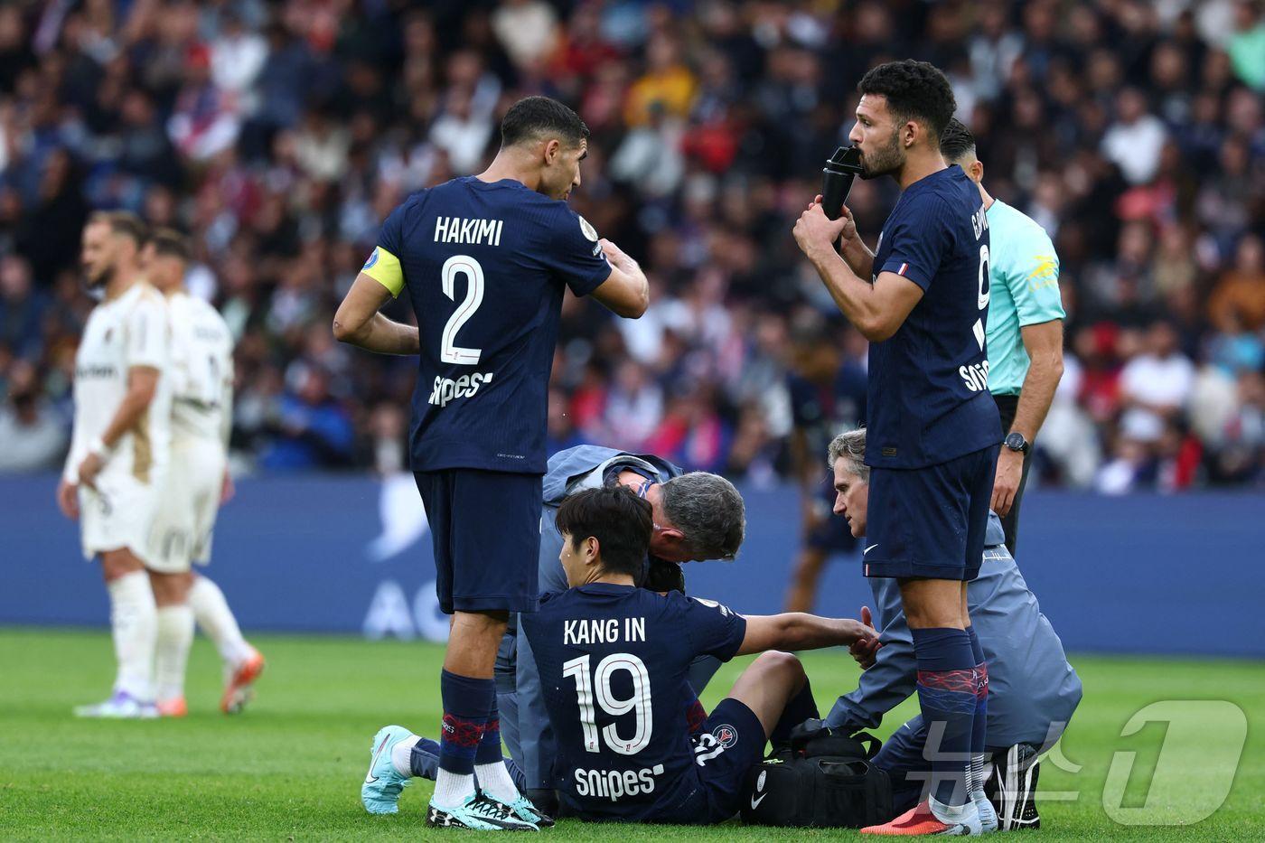 파리 생제르맹 이강인(19번)이 15일(한국시간) 열린 2025-26 프랑스 리그1 랑스와 4라운드에서 후반 12분 오른쪽 발목 부상으로 교체됐다. ⓒ AFP=뉴스1