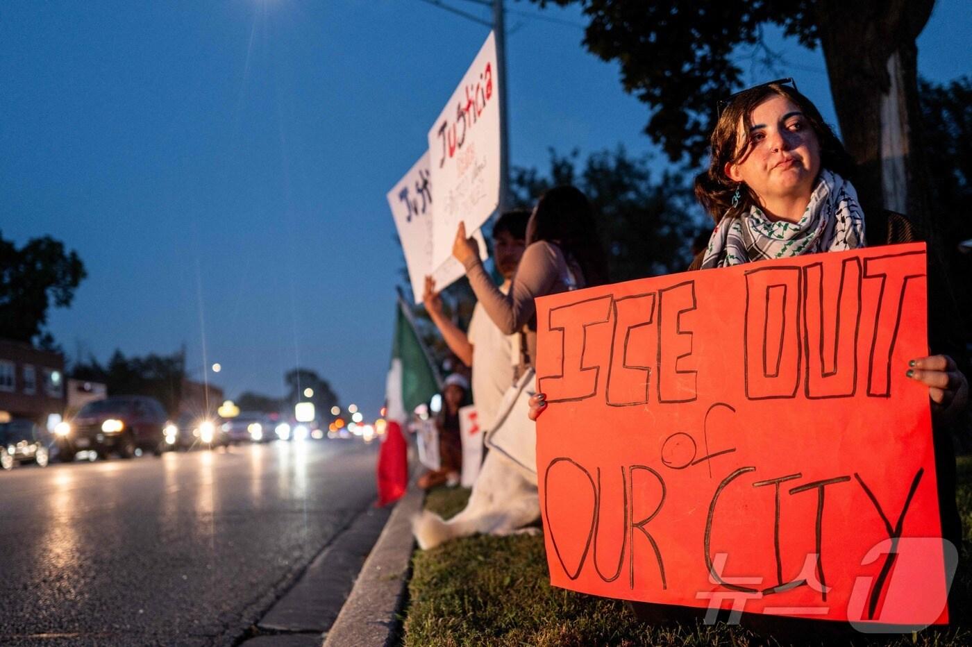 13일&#40;현지시간&#41; 미국 일리노이주 프랭클린 파크에서 열린 실베리오 비예가스-곤살레스&#40;Silverio Villegas-Gonzalez&#41;를 추모하는 작은 추모 공간 근처에서 시민들이 무릎을 꿇고 침묵 속에 애도를 표하고 있다. 2025.9.13 ⓒ AFP=뉴스1