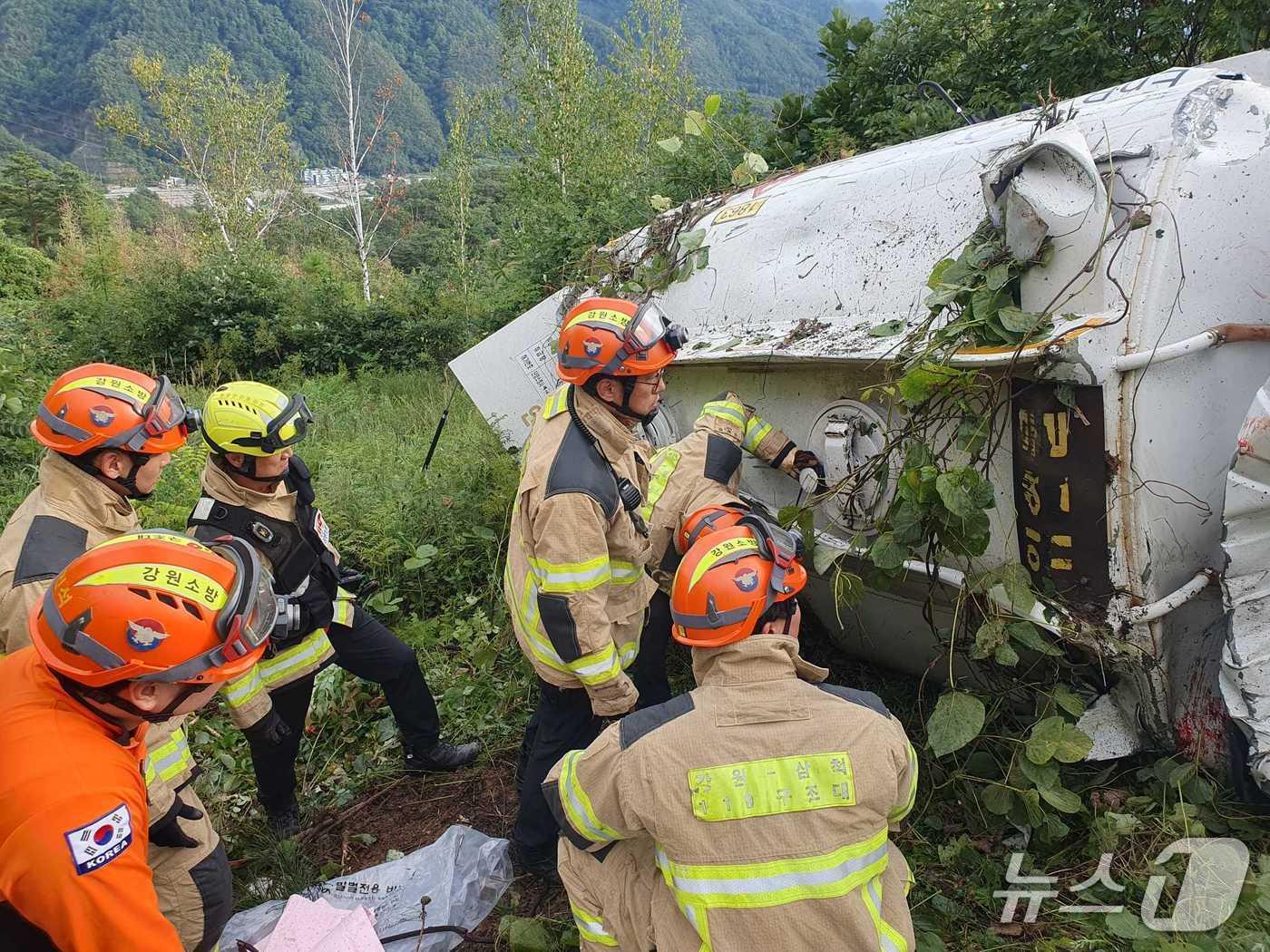 본문 이미지 - 강원 삼척 도계읍 지방도 유류 트럭 추락 현장.&#40;강원도소방본부 제공, 재판매 및 DB 금지&#41; 2025.9.15/뉴스1